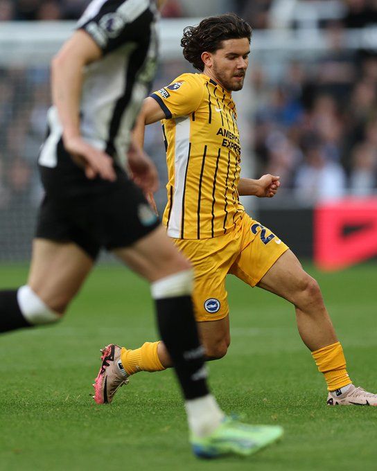 Ferdi playing a pass against Newcastle. Come on Albion!