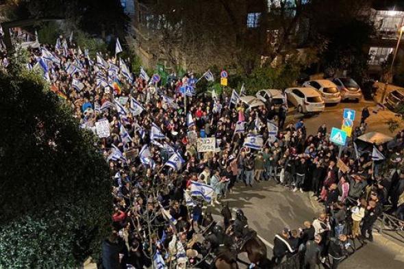 فوضى في إسرائيل ومتظاهرون يجتازون الحواجز الحديدية أمام منزل نتنياهو ( فيديو)