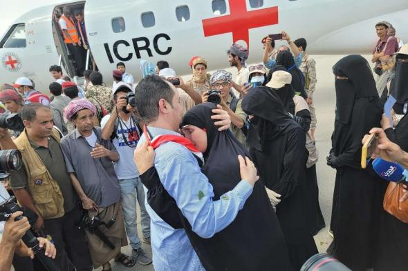 صورة مؤثرة التقطت للصحفي توفيق المنصوري لحظة وصوله إلى مطار تداوين في مارب