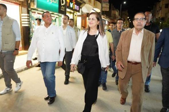 وزيرة التخطيط تتجول في شوارع العريش ليلا وتشيد بالأمن والأمان (صور)
