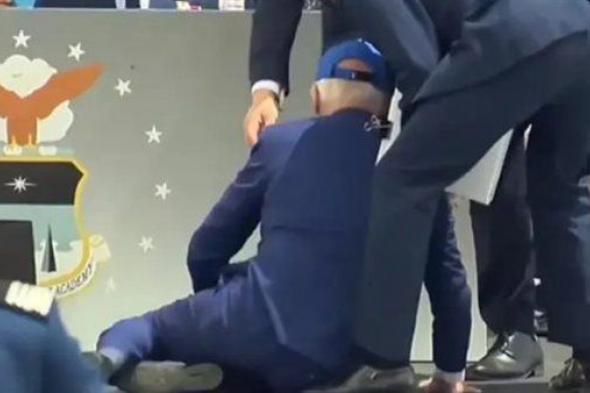 سقوط الرئيس الأمريكي خلال حفل تخرج طلبة الكلية الجوية (فيديو)