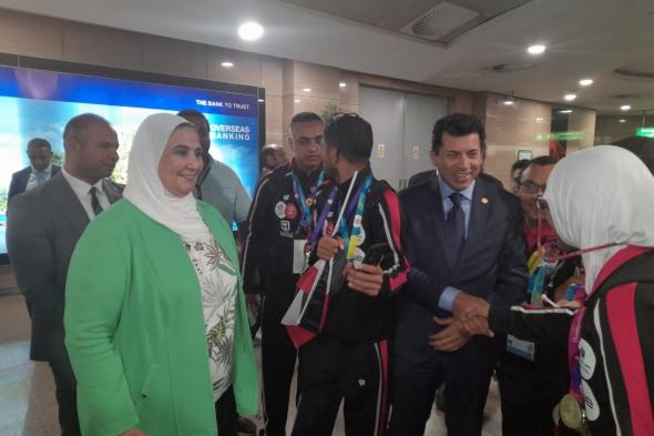 «القباج وصبحي» يستقبلان أبطال بعثة (الأولمبياد الخاص) بمطار القاهرة