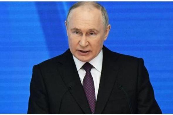 الزي العسكري يناسبك تماما، بوتين يمازح فتاة أثناء مؤتمر قادة روسيا (فيديو)