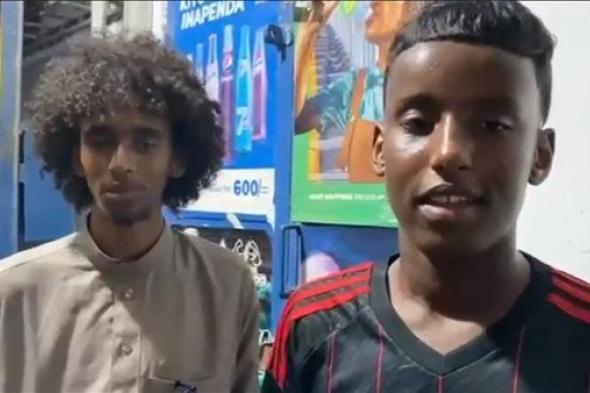 مشجع صومالي مرتديا قميص الأهلي: أعشق المارد الأحمر وأتمنى تأهله لنهائي إفريقيا (فيديو)