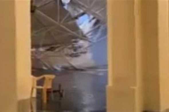 لحظة سقوط سقف مسجد بالسعودية بسبب الأمطار الغزيرة (فيديو)
