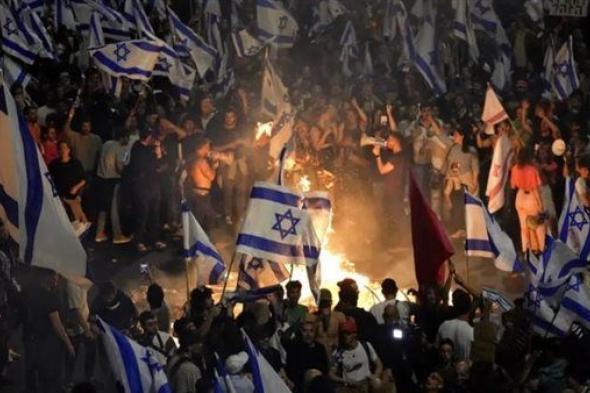 متظاهرون يتوجهون لمقر نقابة العمال في إسرائيل للمطالبة بإعلان إضراب شامل