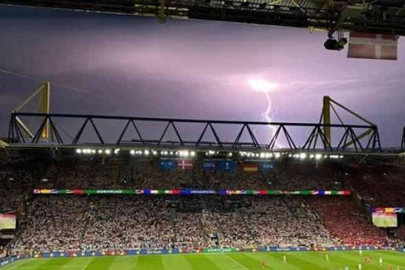 استئناف مباراة ألمانيا ضد الدنمارك بعد توقفها 15 دقيقة بسبب الأحوال الجوية