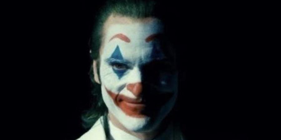 خواكين فينيكس يغني Smile لـ تشارلي شابلن في فيلم JOKER2