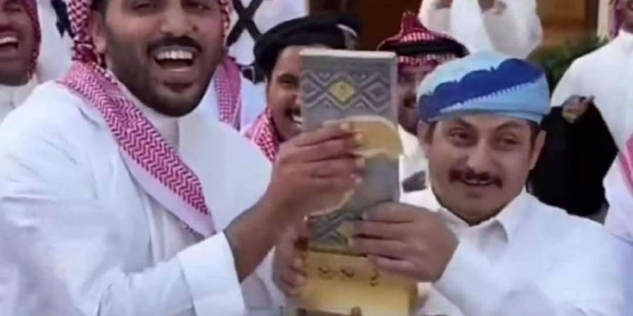 سعودي يتحصل على جائزة بملايين و يدعي مغترب يمني لإستلامها .. فما القصة !؟ - أخبار كلمتك