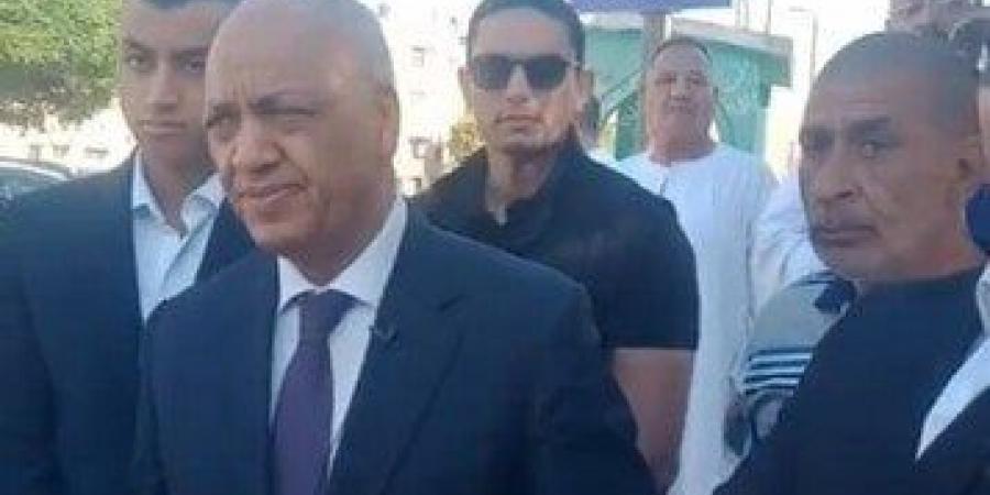 النائب مصطفى بكري يتفقد شارع محمود بكري بالمعصرة: «حلوان غالية علينا وذكرى أخي باقية في قلوبنا» (فيديو) - أخبار كلمتك