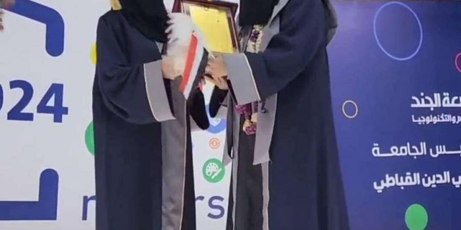 شاهد بالصورة .. طالبة تتخرج هي وابنتها بنفس الدفعة من هذه الجامعة - أخبار كلمتك