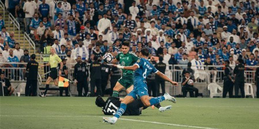 الأهلي يتقدم على الهلال بهدف في الشوط الأول بكلاسيكو الدوري السعودي (فيديو وصور) - أخبار كلمتك