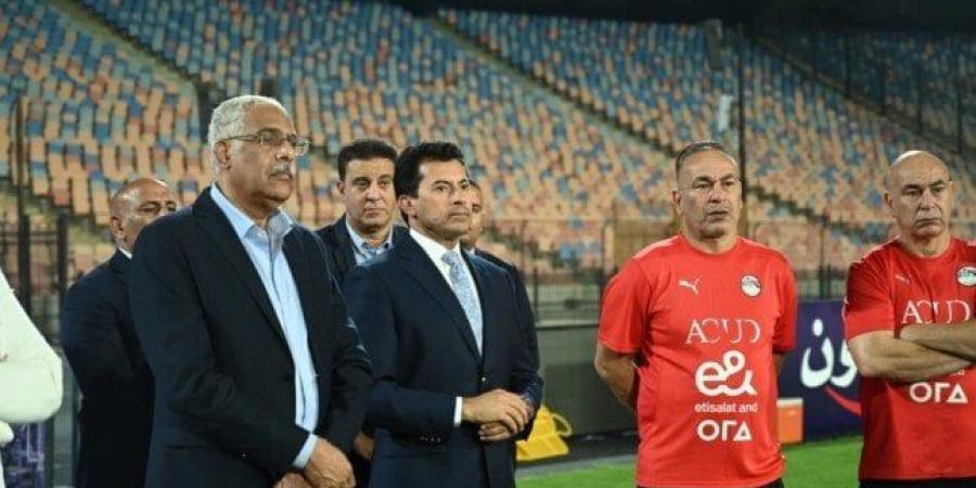 وزير الرياضة يدعم المنتخب قبل مواجهة موريتانيا «صور» - أخبار كلمتك